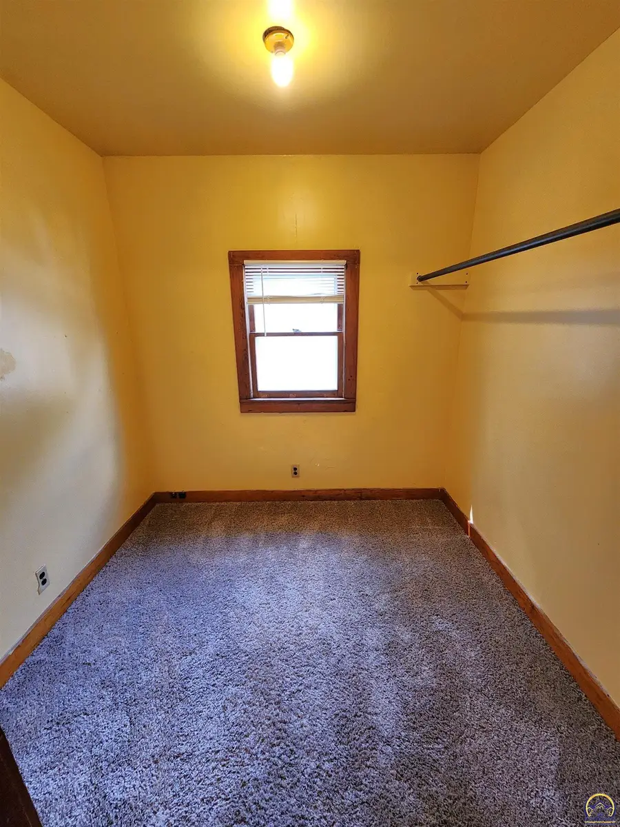 215 SE 17th St, Topeka, KS 66612 - #2