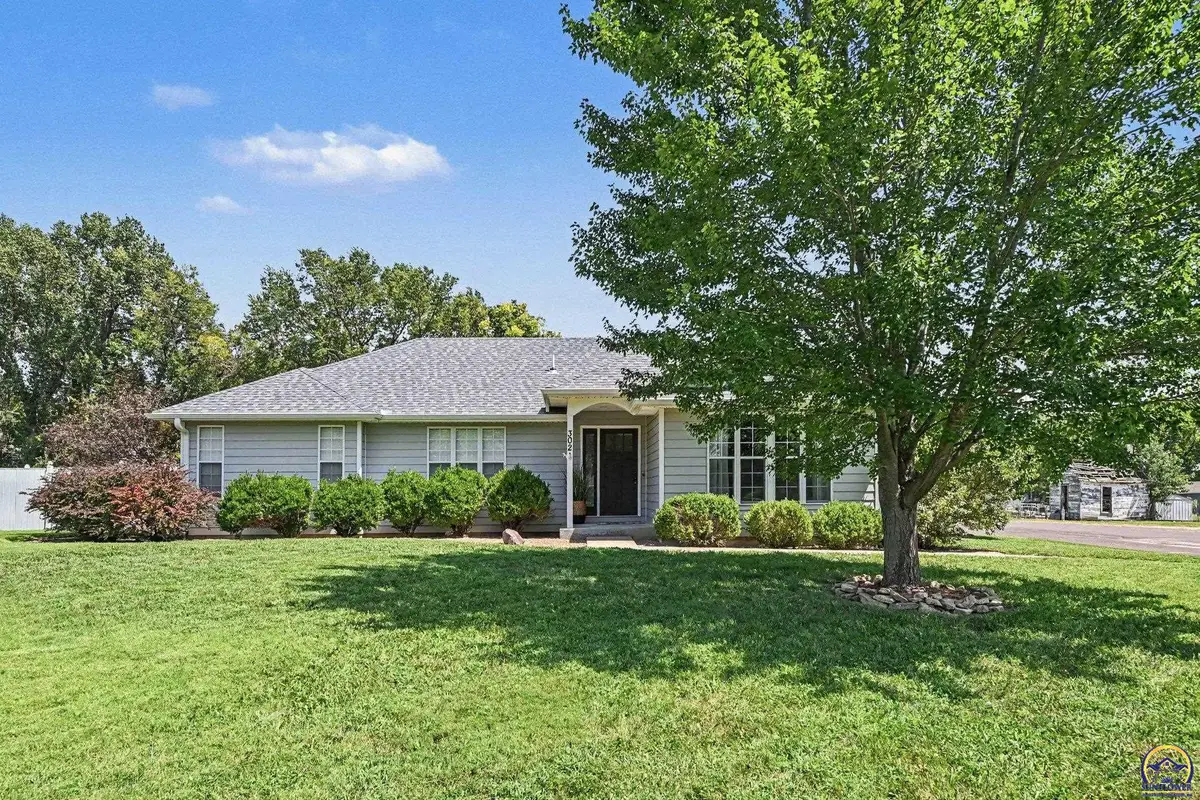 302 Pierce St, Maple Hill, KS 66507 - #1