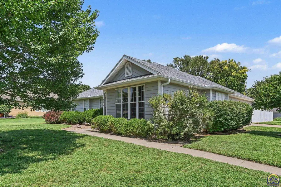 302 Pierce St, Maple Hill, KS 66507 - #3