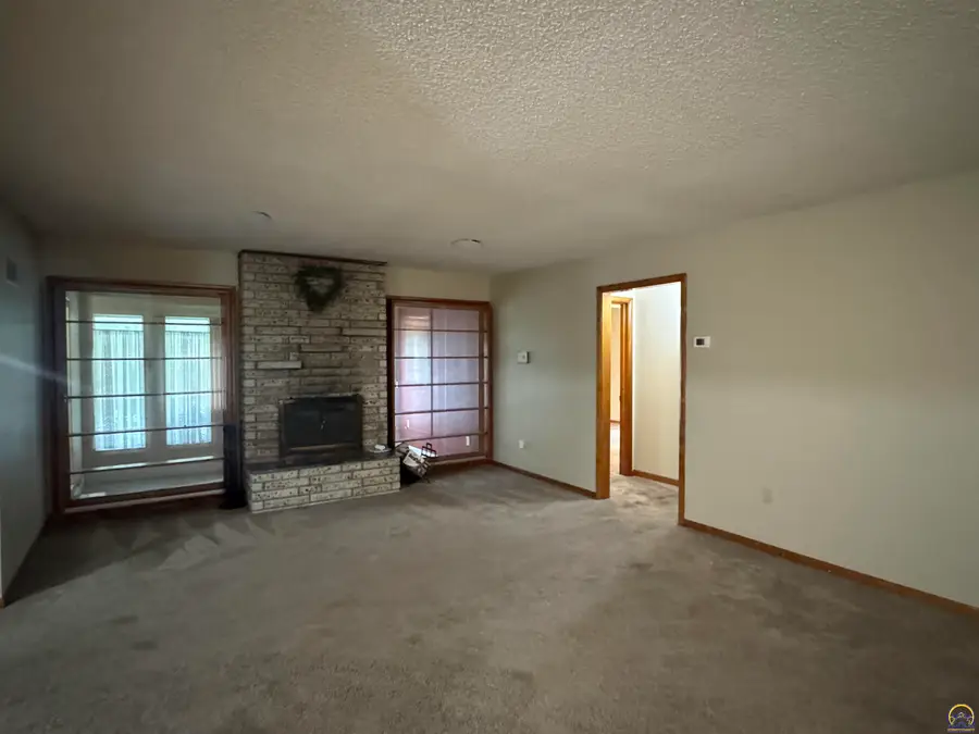 5934 NW Rochester Rd, Topeka, KS 66617 - #3