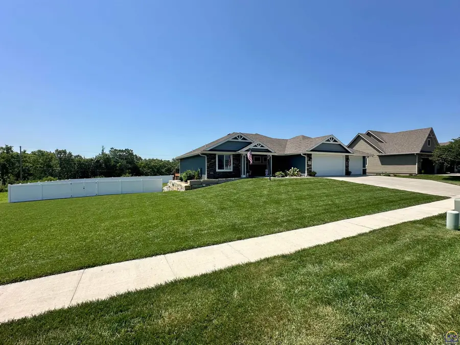 3221 SE Blazing Star Dr, Topeka, KS 66609 - #2