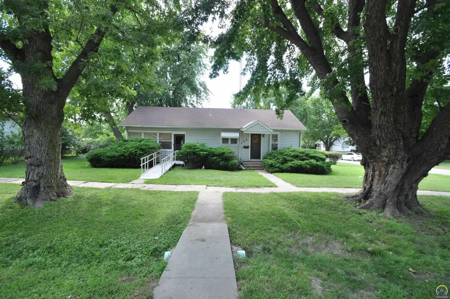 400 S 3rd St., Hiawatha, KS 66434 - #2