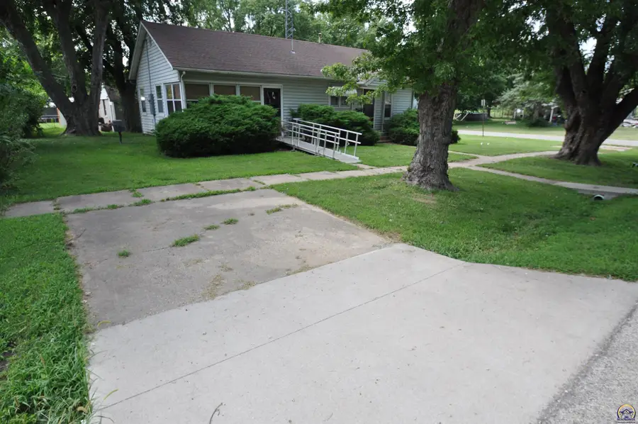 400 S 3rd St., Hiawatha, KS 66434 - #3