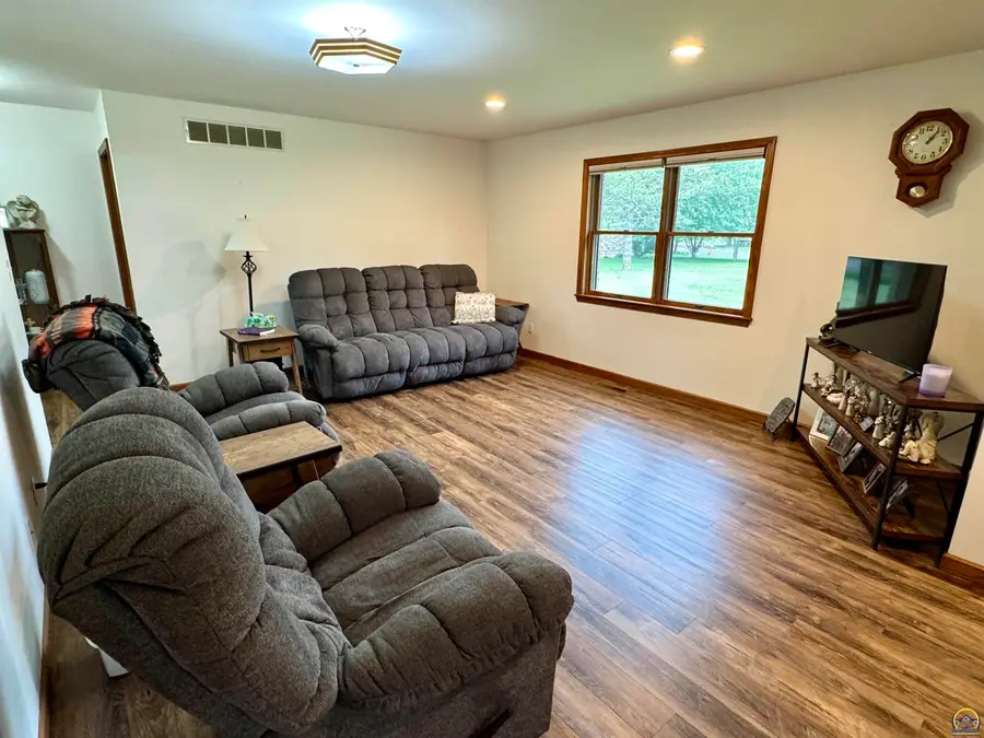909 S 12th St, Sabetha, KS 66534 - #3