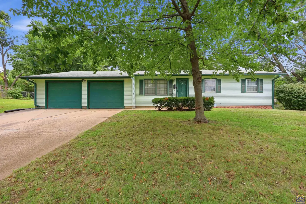 3330 SW 30th Ter, Topeka, KS 66614 - #1