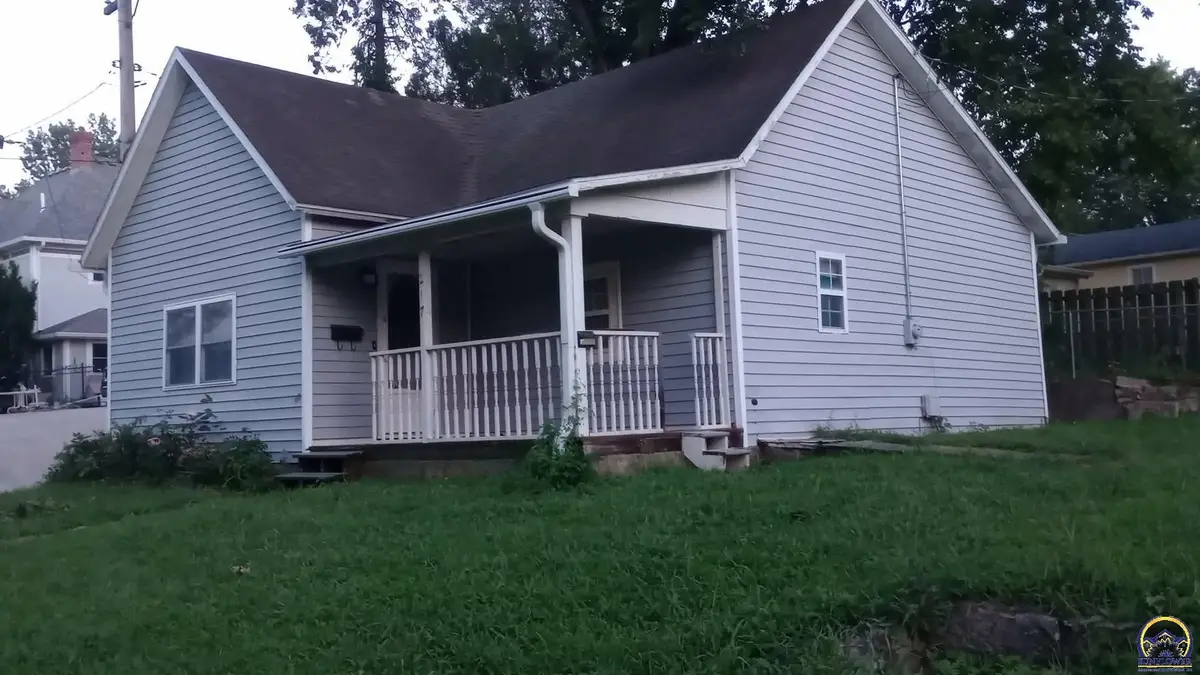 217 W 6th St, Holton, KS 66436 - #1