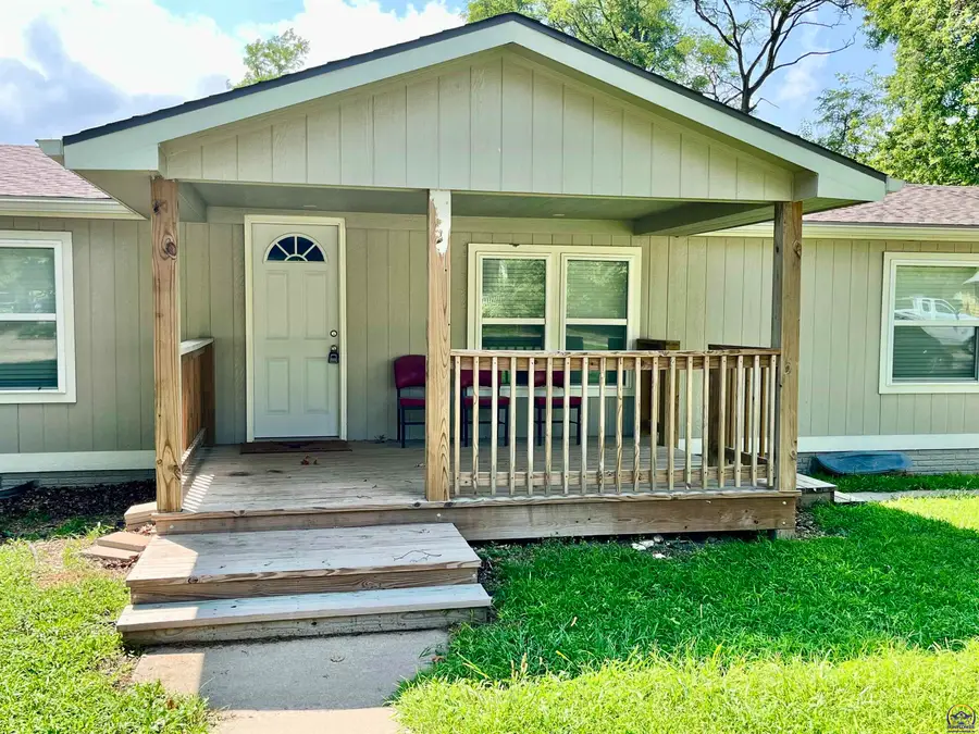 301 N 1st St, Herington, KS 67449 - #2