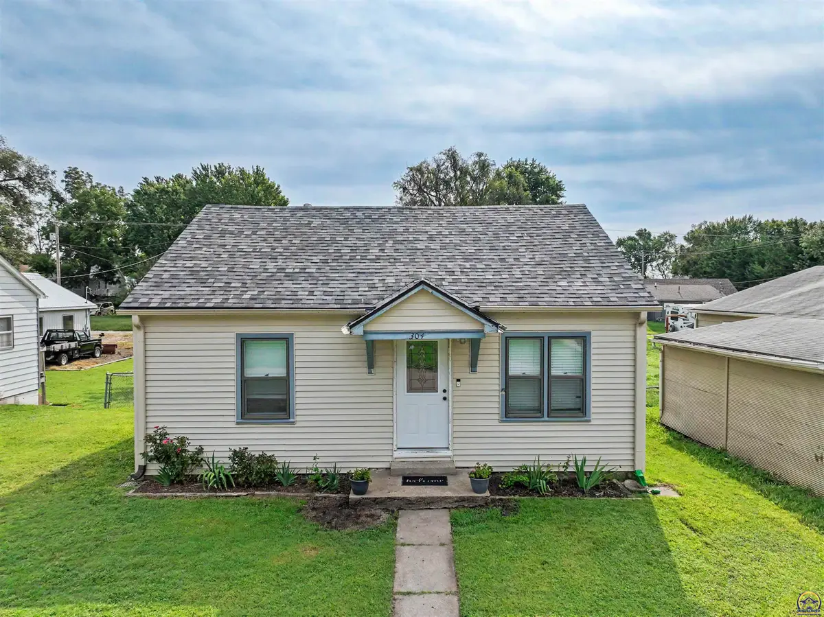 304 Walnut St, Wamego, KS 66547 - #1