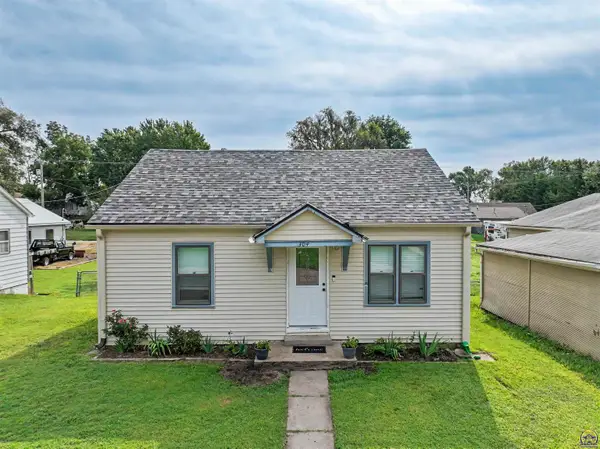 304 Walnut St, Wamego, KS 66547
