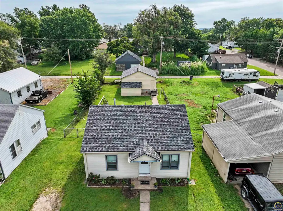 304 Walnut St, Wamego, KS 66547 - #2