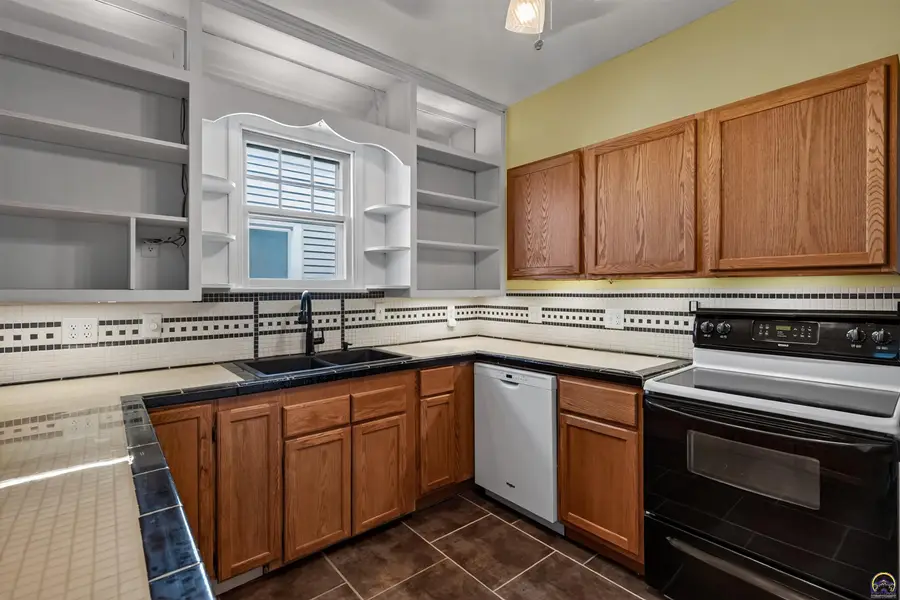 1273 SW Harrison St, Topeka, KS 66612 - #2