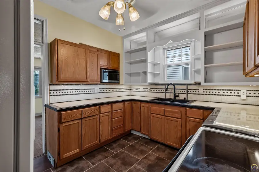 1273 SW Harrison St, Topeka, KS 66612 - #3