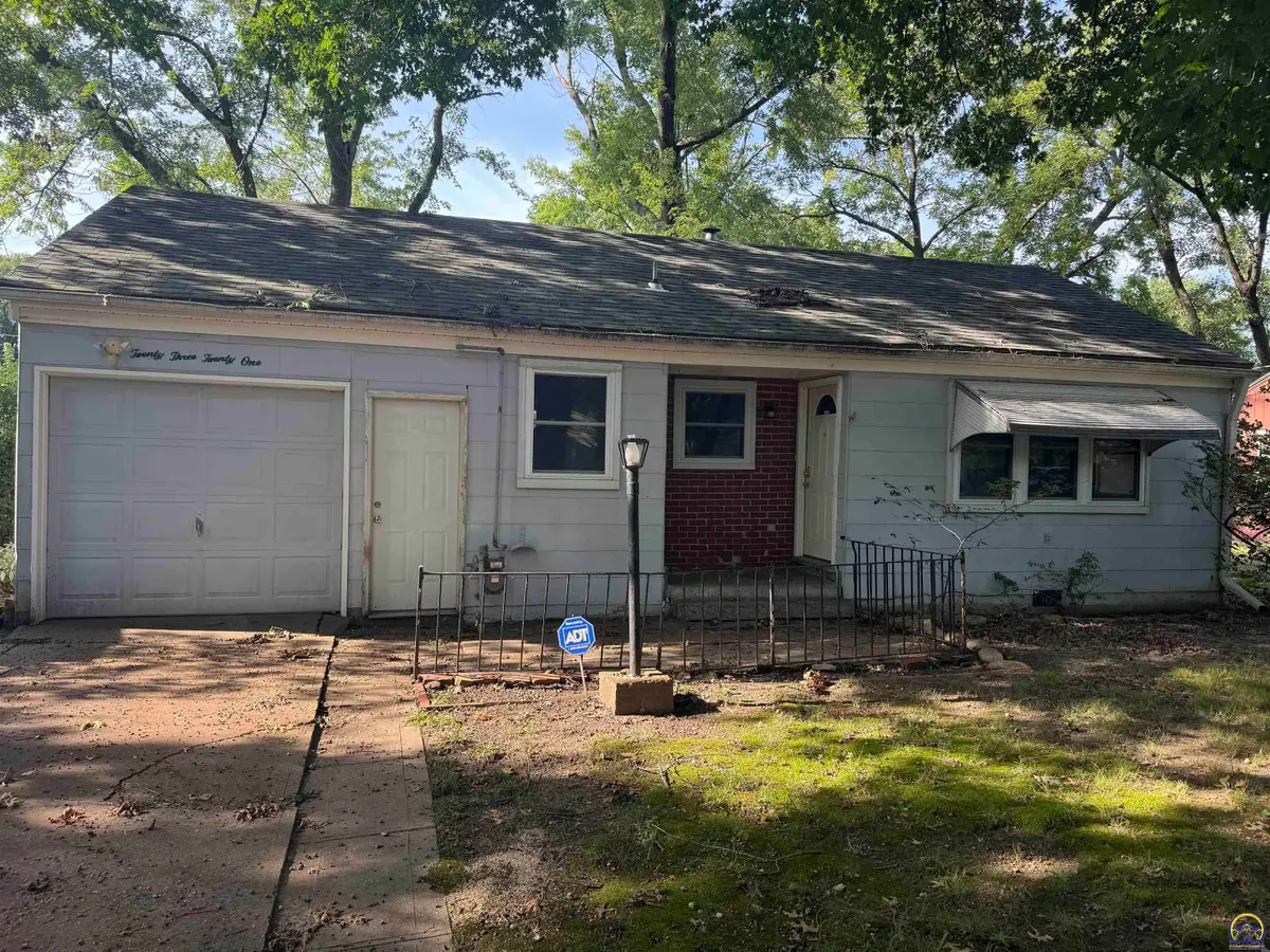 2321 SW 25th Dr, Topeka, KS 66611 - #1