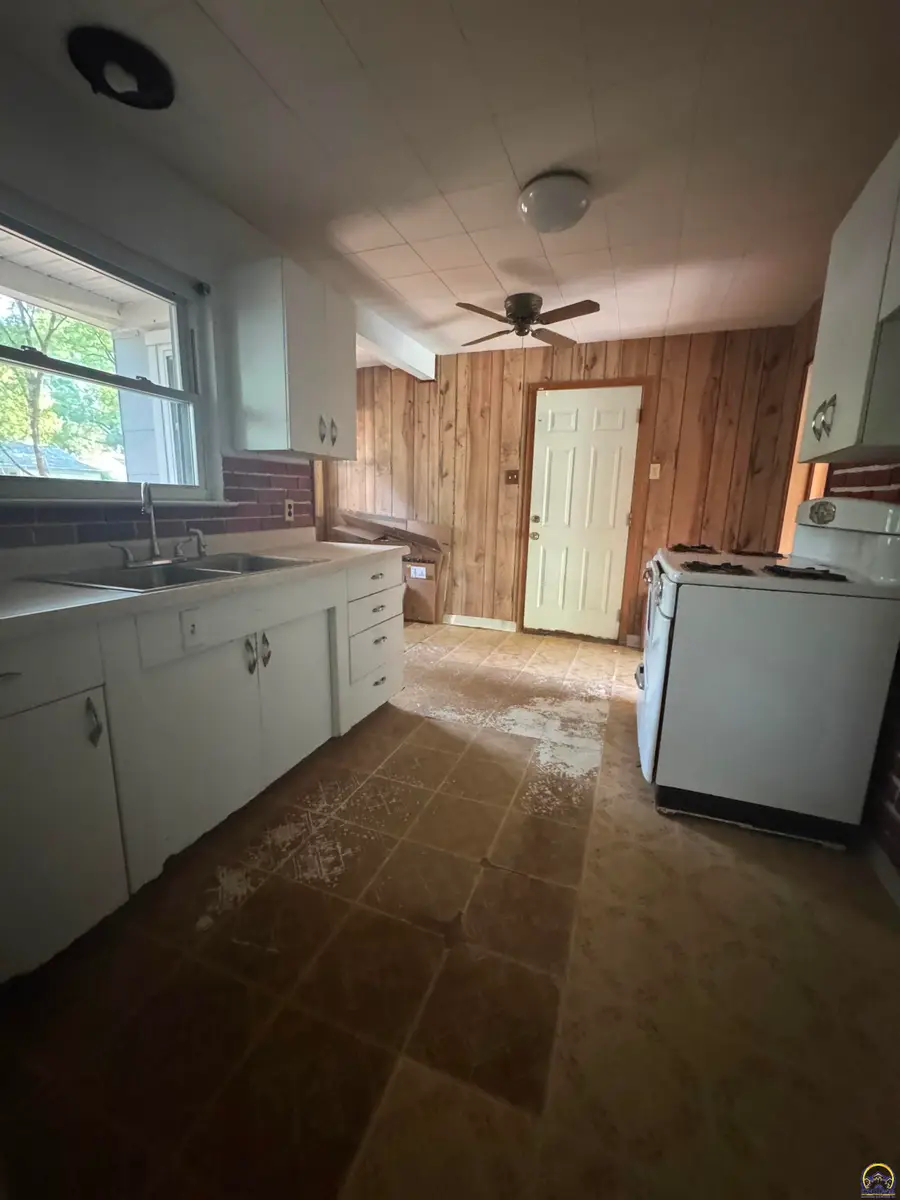 2321 SW 25th Dr, Topeka, KS 66611 - #3