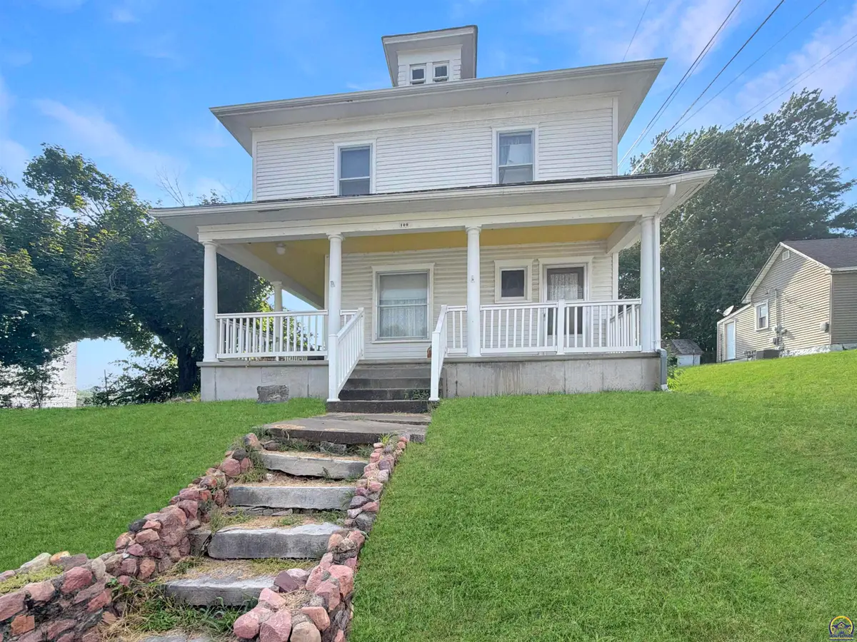 109 N 10th St, Atchison, KS 66002 - #1