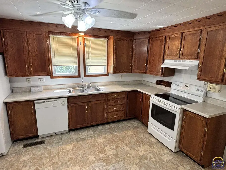 521 Elm St, Cottonwood Falls, KS 66845 - #2