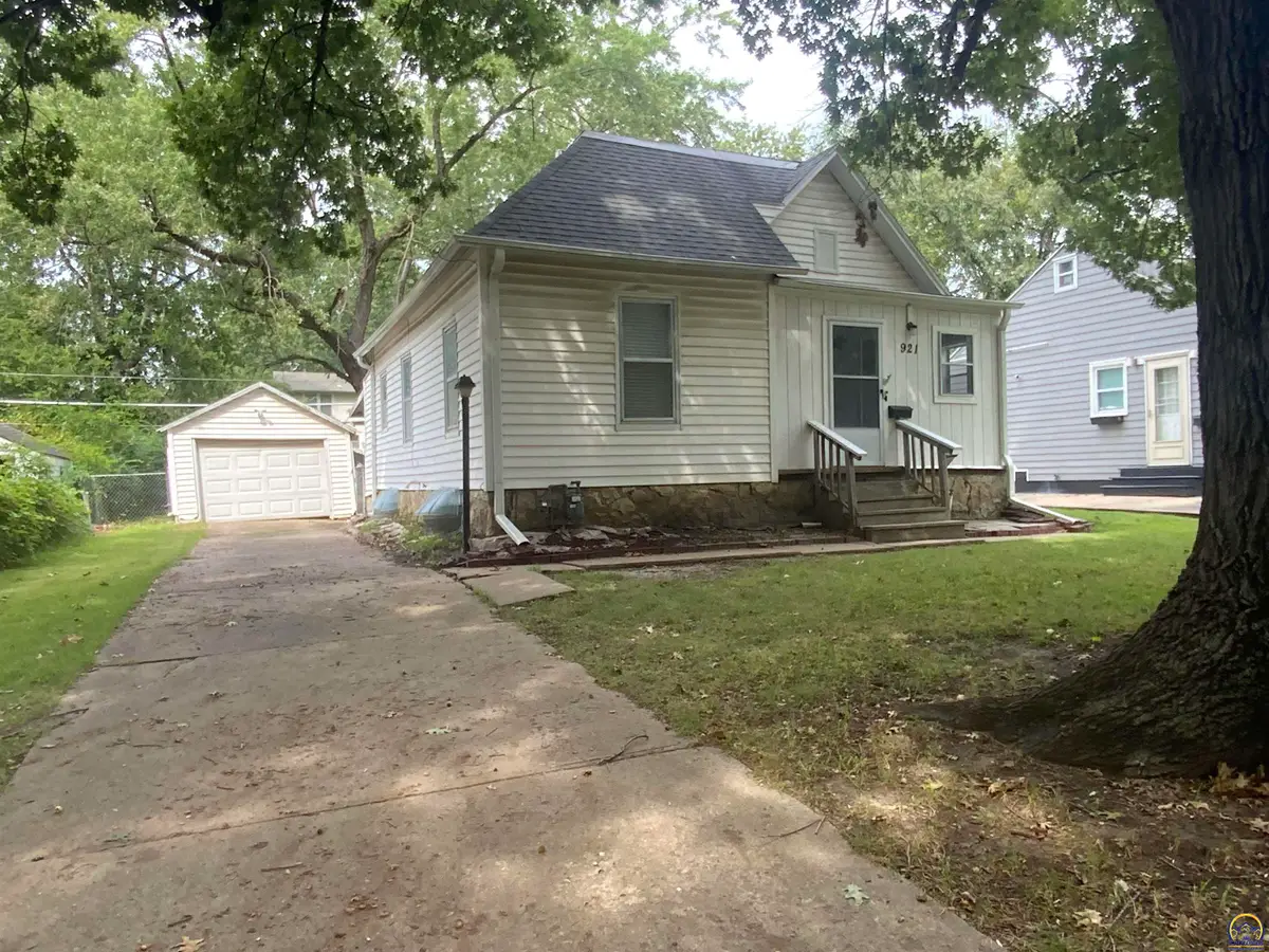 921 SW Frazier Ave, Topeka, KS 66606 - #1