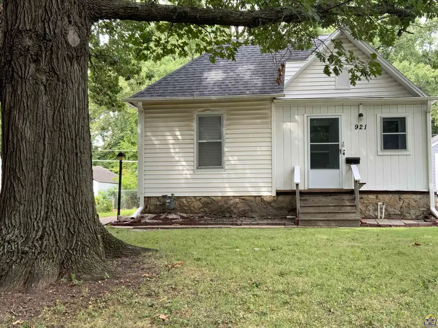 921 SW Frazier Ave, Topeka, KS 66606 - #2