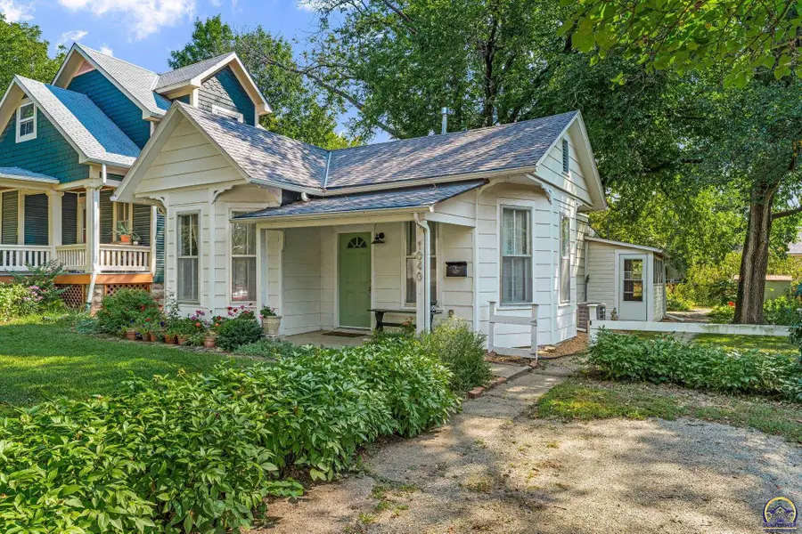1040 Pennsylvania St, Lawrence, KS 66044 - #2