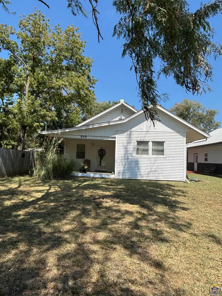 300 W Maple St, Hartford, KS 66854 - #2