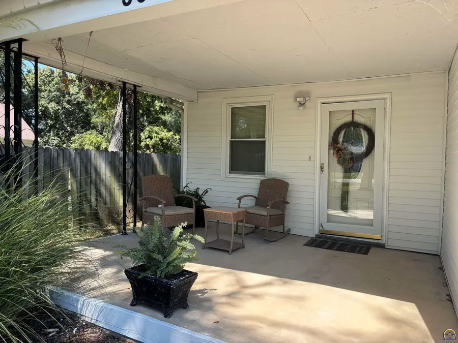 300 W Maple St, Hartford, KS 66854 - #3