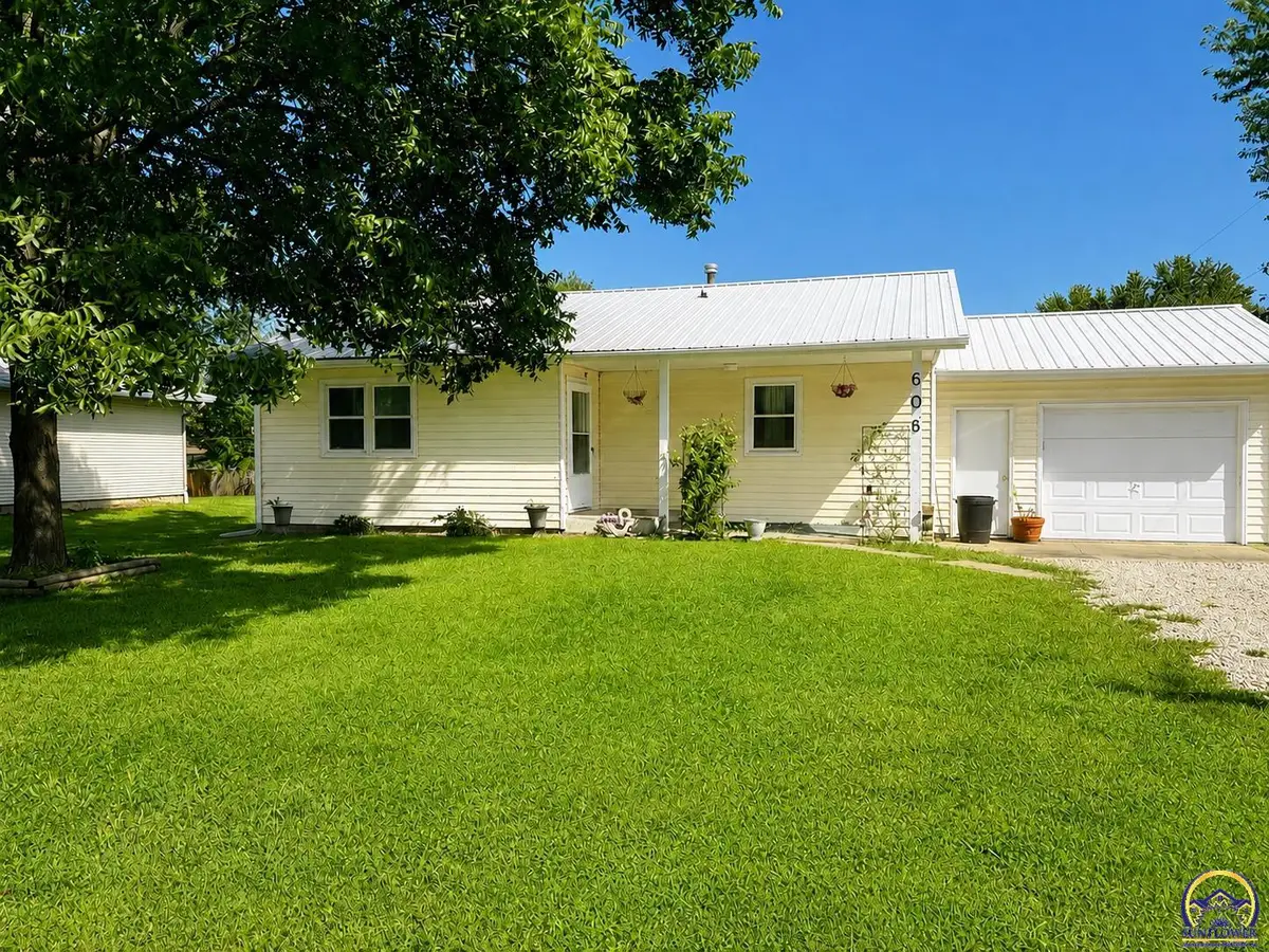606 W North St, Carbondale, KS 66414 - #1