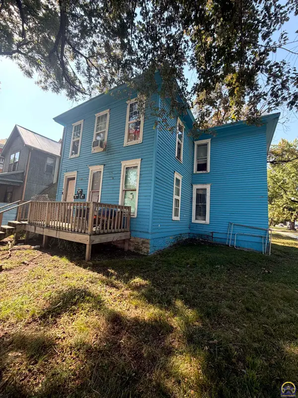 921 SW 10th Ave, Topeka, KS 66604