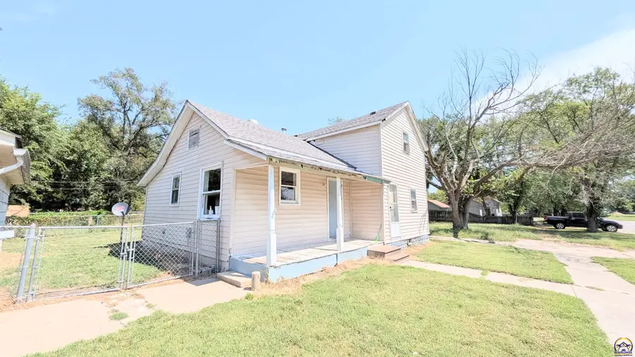 618 E 2nd Ave, Emporia, KS 66801 - #3
