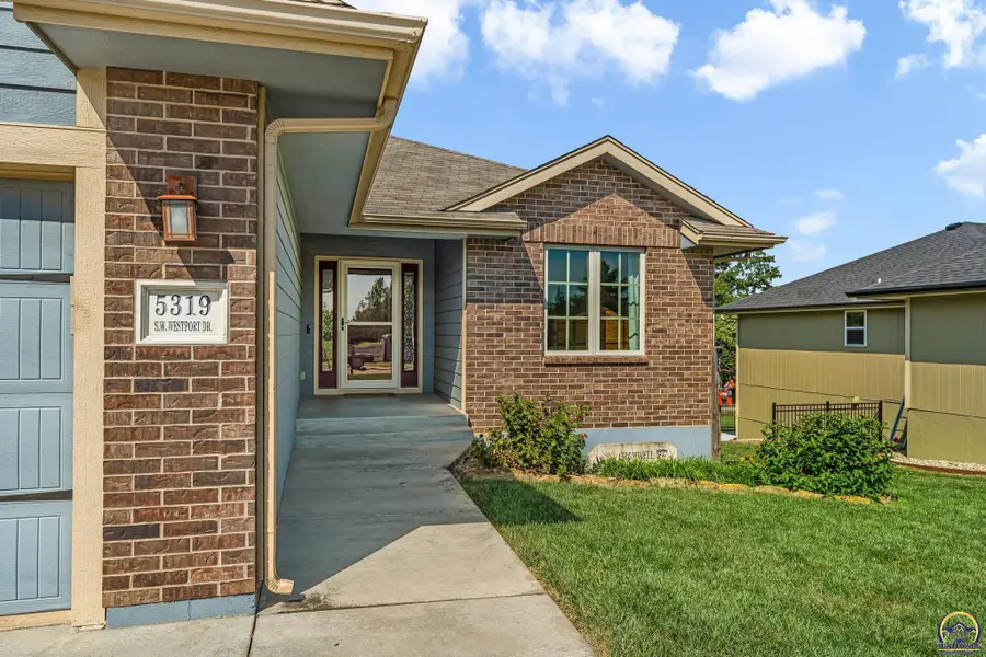 5319 SW Westport Dr, Topeka, KS 66610 - #2