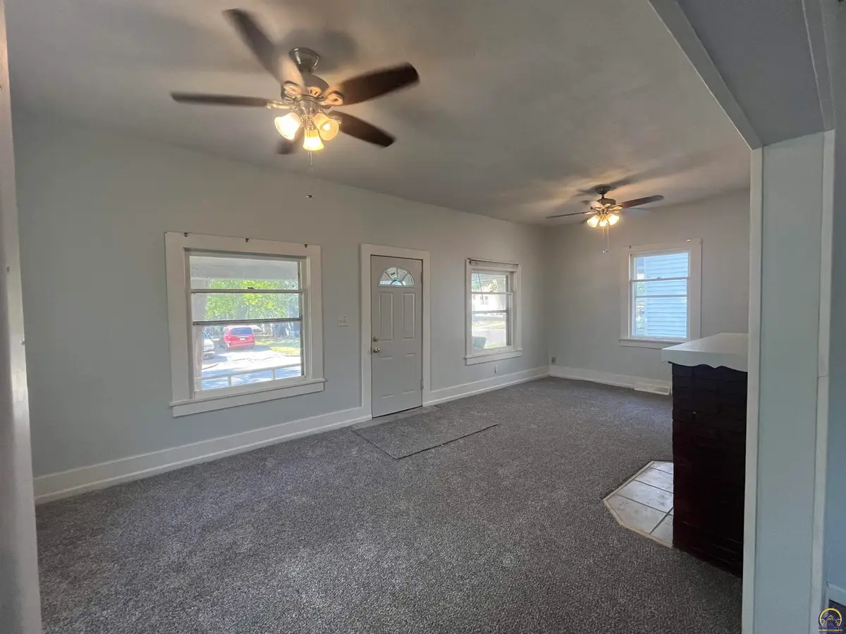 916 Lawrence St, Emporia, KS 66801 - #1