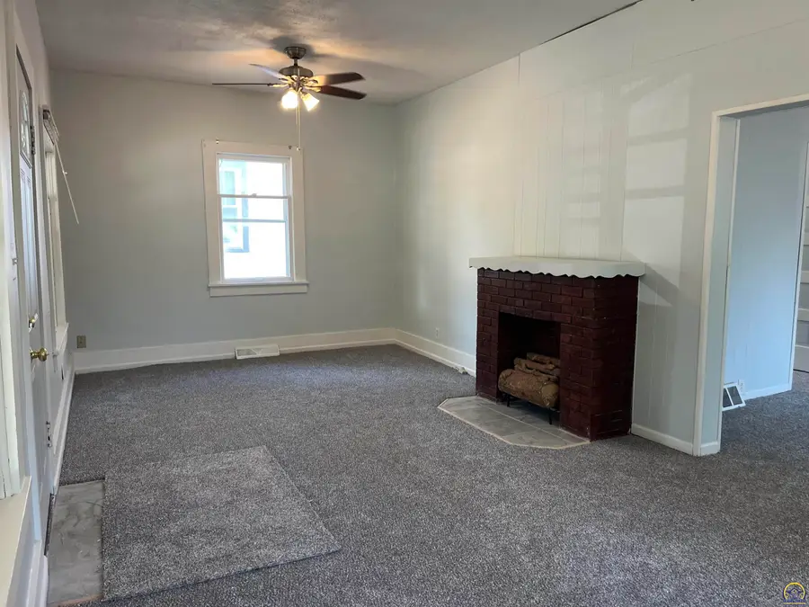 916 Lawrence St, Emporia, KS 66801 - #2