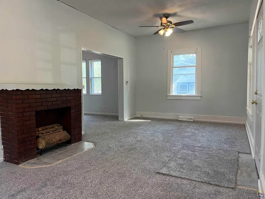 916 Lawrence St, Emporia, KS 66801 - #3