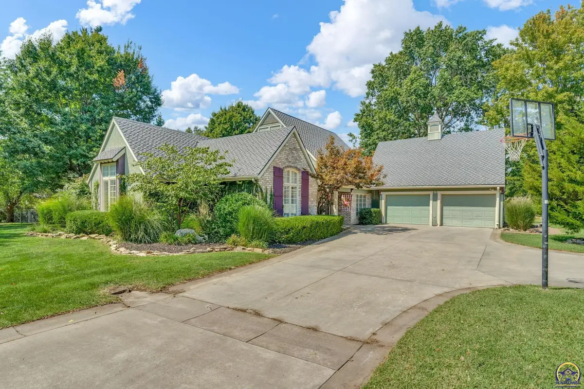615 W Willow Ln, Ottawa, KS 66067 - #1