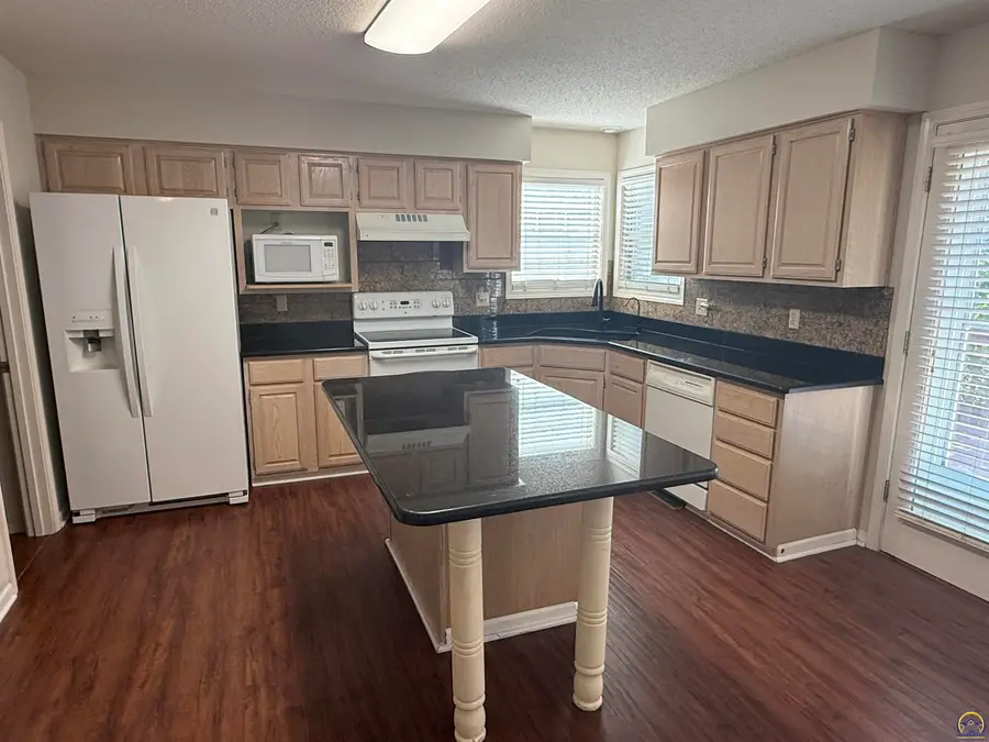 5686 SW 34th St, Topeka, KS 66614 - #3
