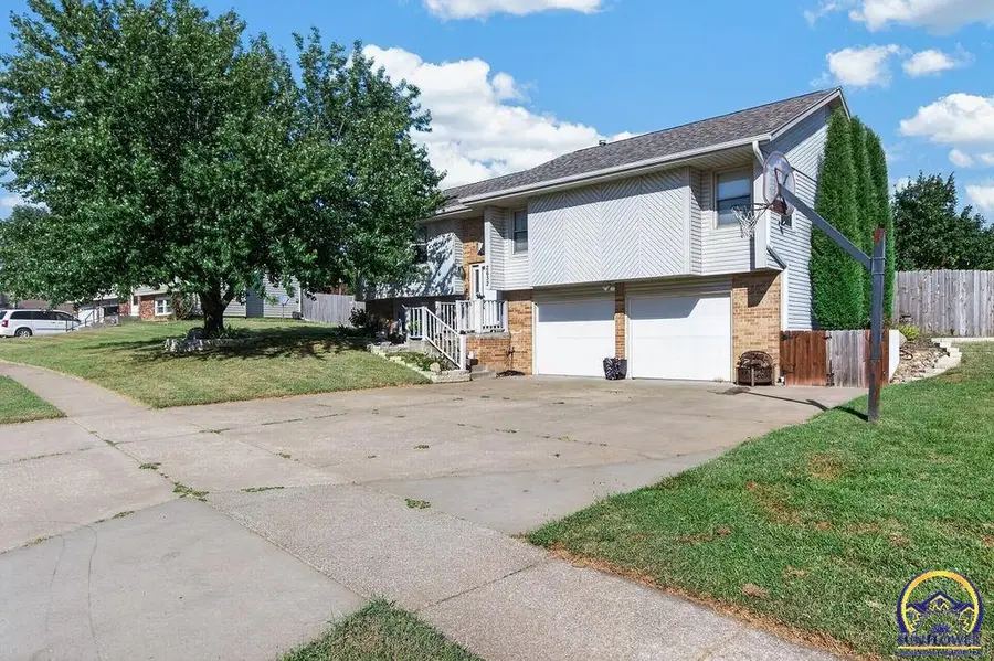 2632 SW Gainsboro Rd, Topeka, KS 66614 - #2
