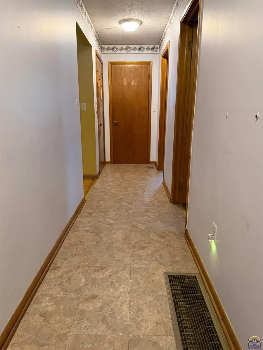 611 Main St, Maple Hill, KS 66507 - #3
