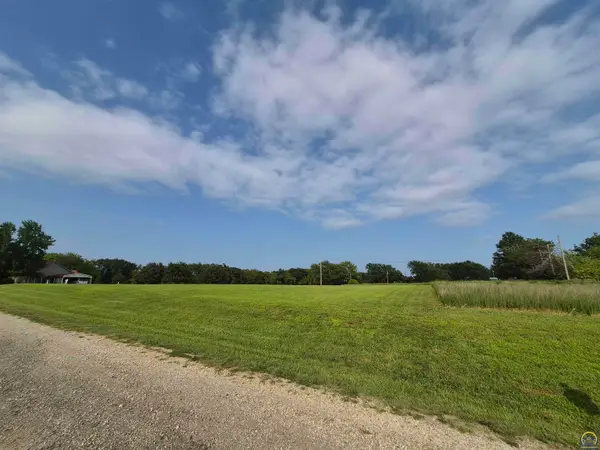 8903 Holly Ln, Ozawkie, KS 66070