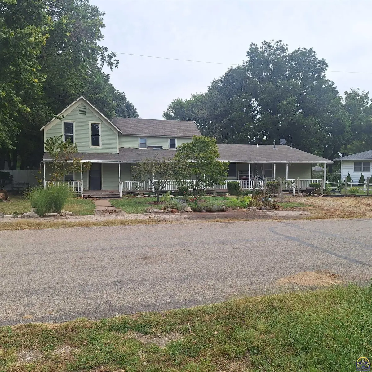 206 E 2nd St, Eskridge, KS 66423 - #1