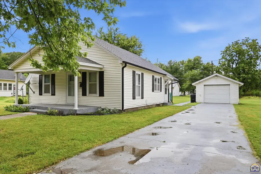 810 Lord St, Osage City, KS 66523 - #2