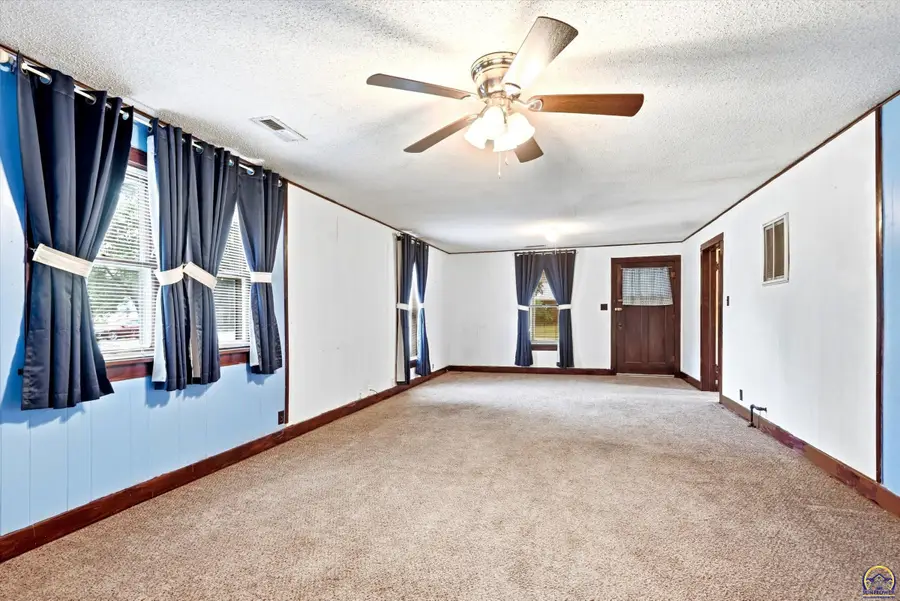 810 Lord St, Osage City, KS 66523 - #3