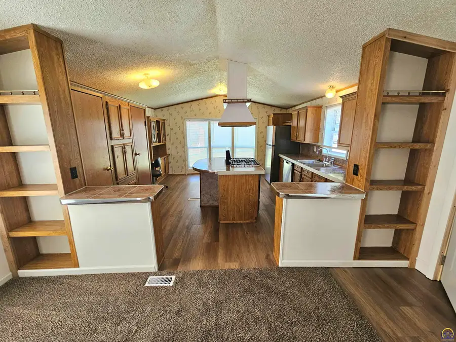 194 N Coachlight Dr, Topeka, KS 66617 - #2