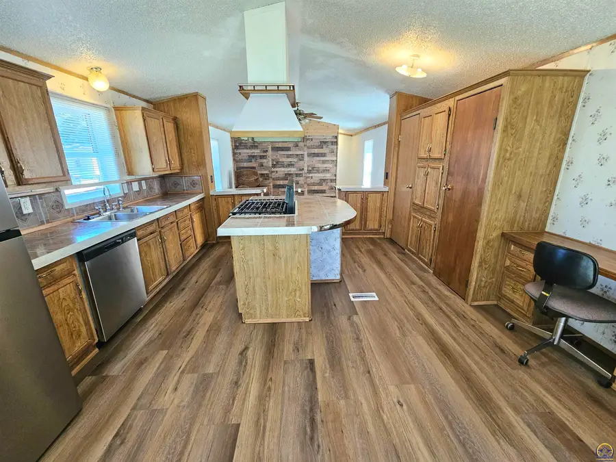 194 N Coachlight Dr, Topeka, KS 66617 - #3
