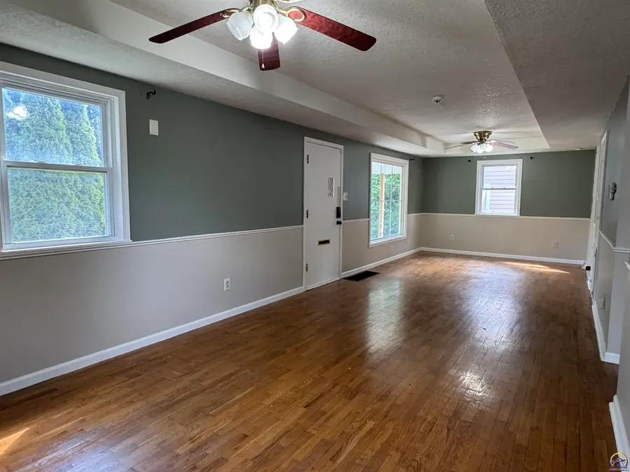 835 SW Anderson Ter, Topeka, KS 66606 - #2