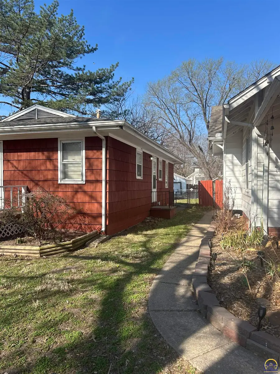 1321 SW Wayne Ave, Topeka, KS 66604 - #2