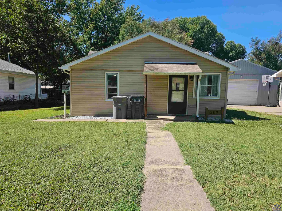 207 S Cottonwood St, Emporia, KS 66801 - #1
