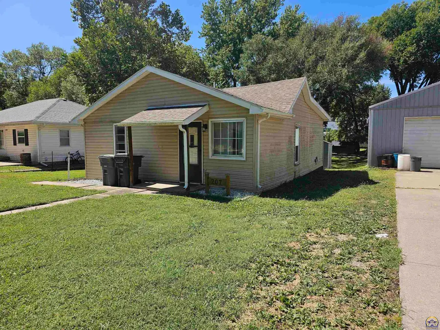 207 S Cottonwood St, Emporia, KS 66801 - #2