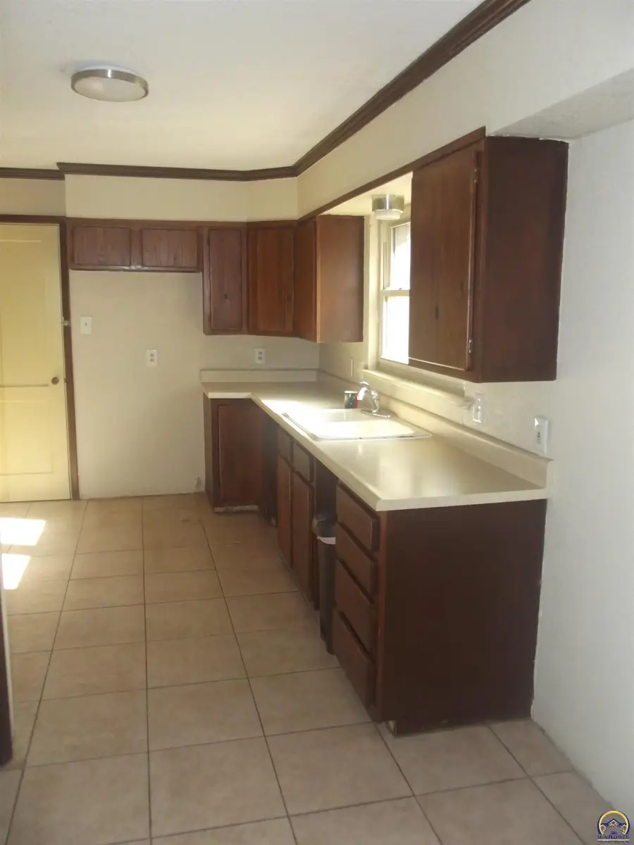 330 SW Yorkshire Rd, Topeka, KS 66606 - #2