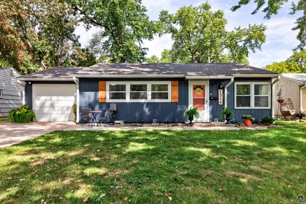 1516 SW Shunga Dr, Topeka, KS 66111