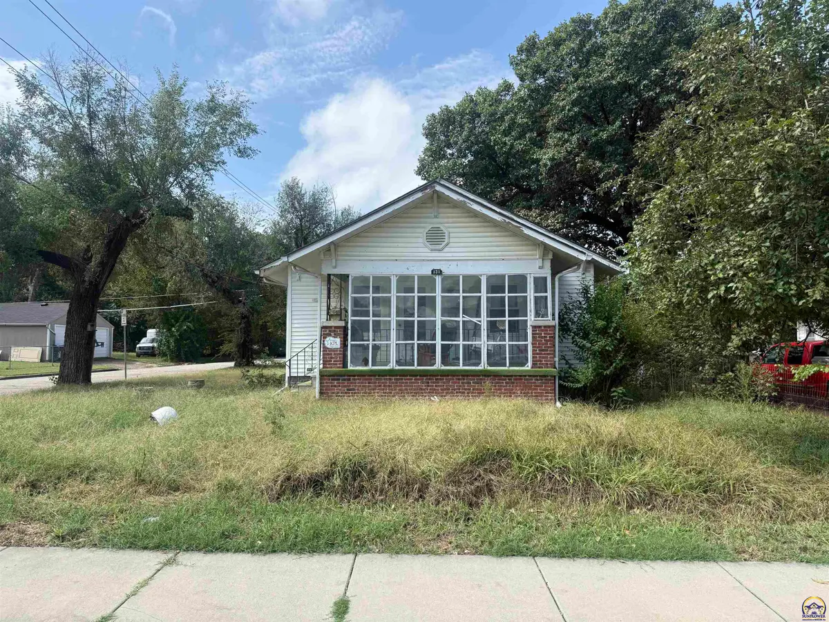531 SE Gray St, Topeka, KS 66607 - #1