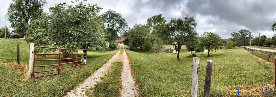 6121 NW Green Hills Rd, Topeka, KS 66618 - #2